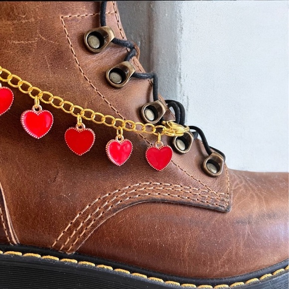 Gold toned and red enamel Heart Charm chain for your boot. 7.5” - Picture 3 of 16